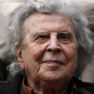 Μίκης Θεοδωράκης, επαναστατημένες Αθηναίες και σαρκοφαγία