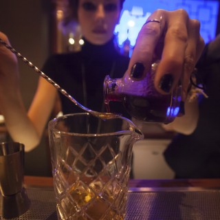 «Συγγνώμη, μήπως ξέρετε πού είναι το Speakeasy;»