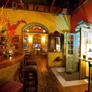 Στην Εν Αιθρία συναντιώνται οι μεγάλες παρέες, η καλή μπίρα και το νόστιμο φαγητό