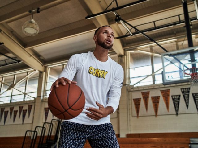 O MVP player του NBA, Stephen Curry, «παίζει μπάλα» στο Sesame Street με τα νέα Curry Flow 9