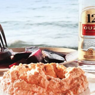 12 πιάτα που συνοδεύονται ιδανικά με ούζο και καλή παρέα