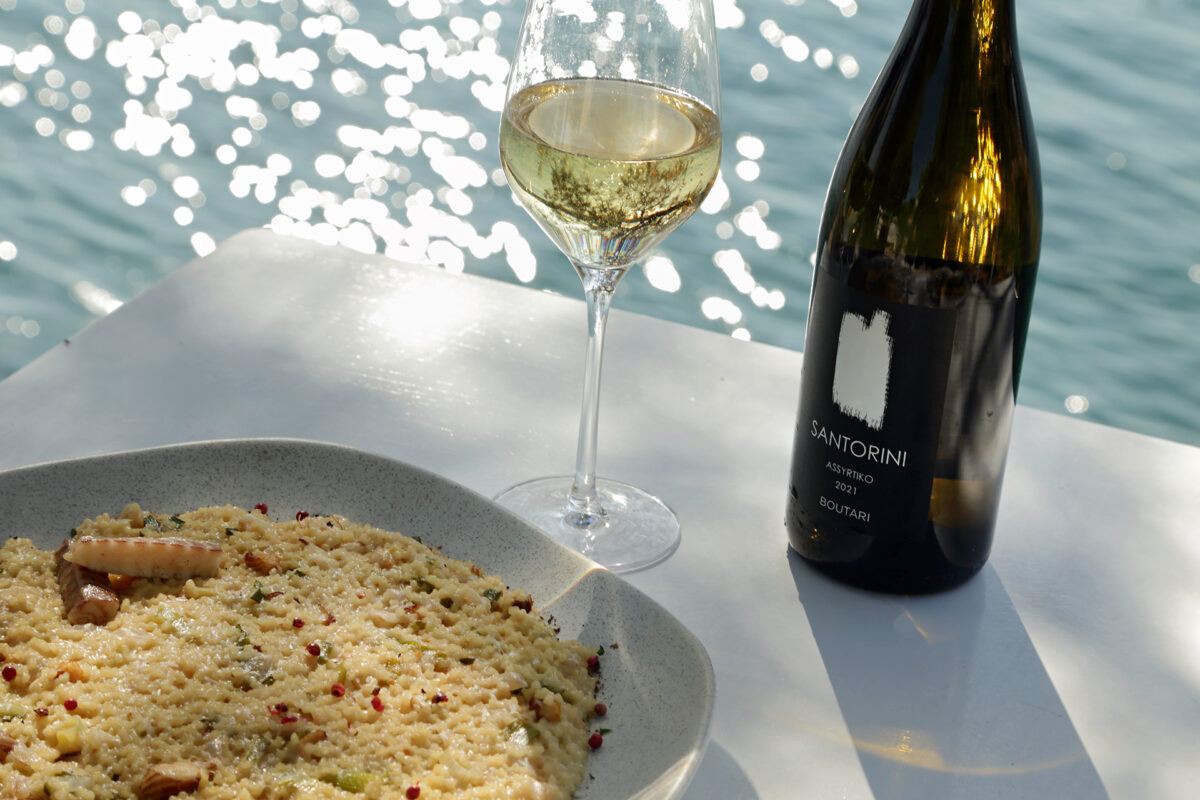 Ξινός τραχανάς με χέλι, σε νέα ανανεωμένη μορφή, να διεκδικεί μαζί με το Ασύρτικο 2021 - Σαντορίνη Μπουτάρη την τέλεια συνεργασία.