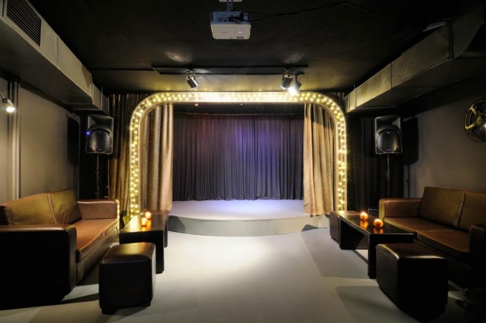 Η σκηνή που φιλοξενεί μεταξύ άλλων μουσικά live και θεατρικές παραστάσεις / Φωτογραφία: Ioanna Nikolareizi / I&O PHOTOGRAPHY