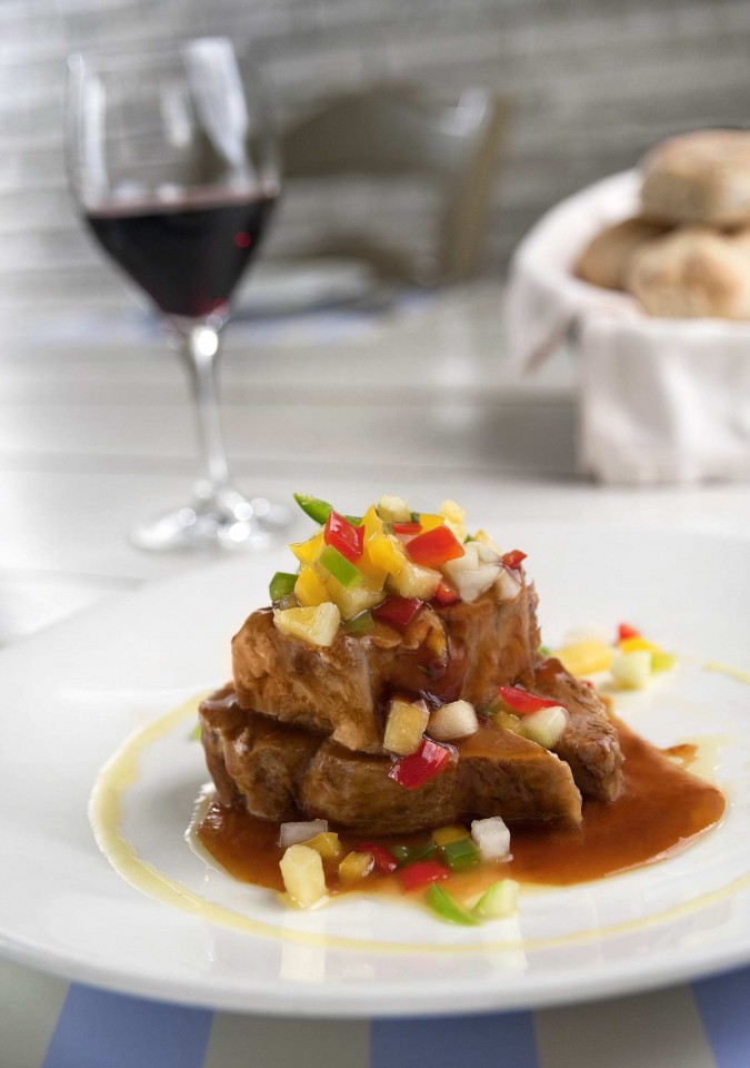 Χοιρινό στο φούρνο με κρέμα από μοσχολέμονο, βασιλικό, σαλάτα ξινόμηλο, ρέβα και κόλιανδρο