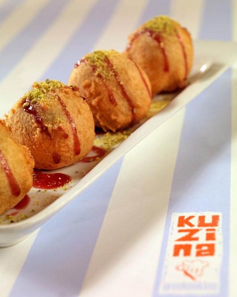 Λουκουμάδες με μους φέτας, δυόσμο και σως ροδιού