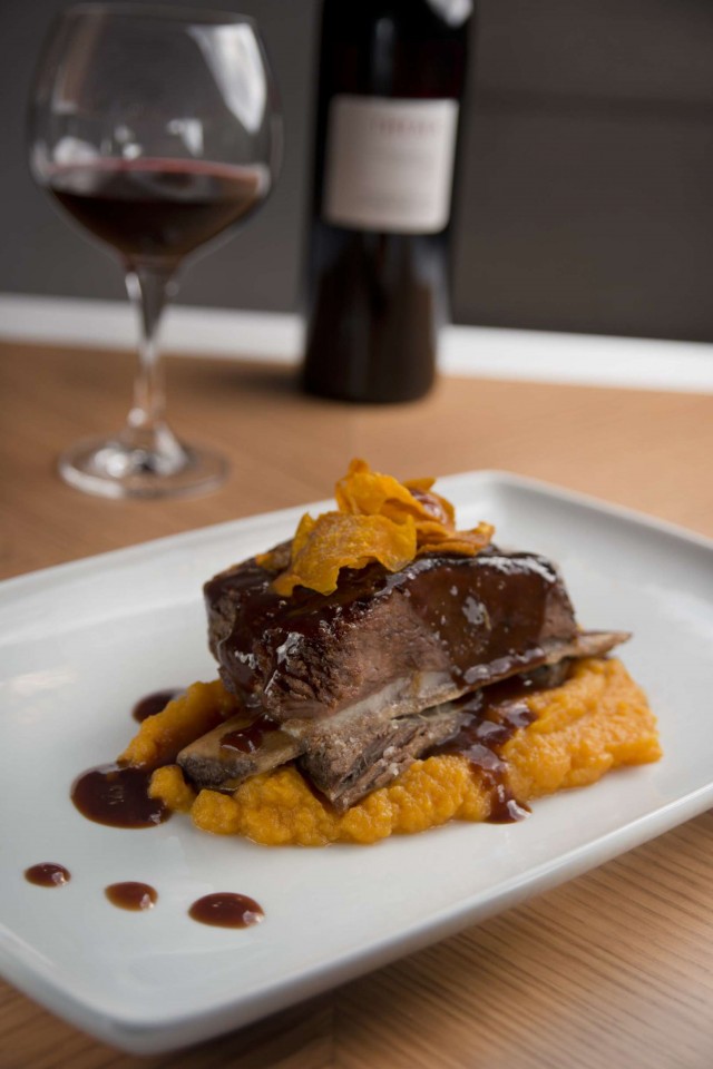 μοσχαρίσιος σιδηρόδρομος μπρεζέ με βελούδινο πουρέ γλυκοπατάτας