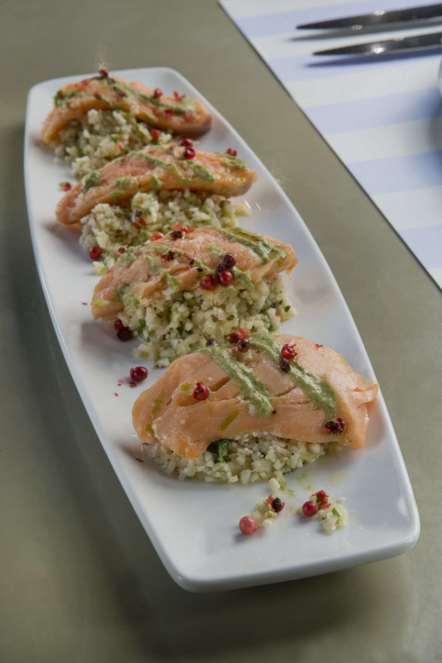 Σολομός μαγειρεμένος σε κενό αέρος με ταμπουλέ από κουνουπίδι και σος ρόκας με wasabi.