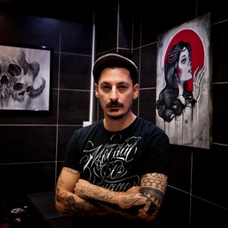 Αν θέλεις να σου «χτυπήσει» tattoo ο Δημήτρης Χατζής, θα πρέπει πρώτα να του μιλήσεις ανοιχτά