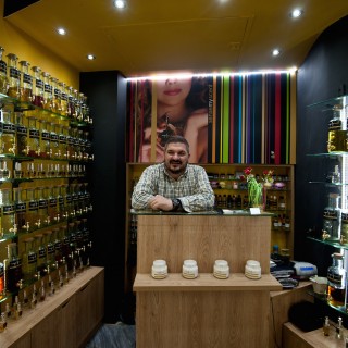 Γιατί μοσχοβολάει όλη η πλατεία Καρύτση;