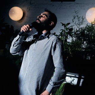 Ο Βύρωνας Θεοδωρόπουλος δε θεωρεί τον εαυτό του αστείο. Κάνει πολύ μεγάλο λάθος.