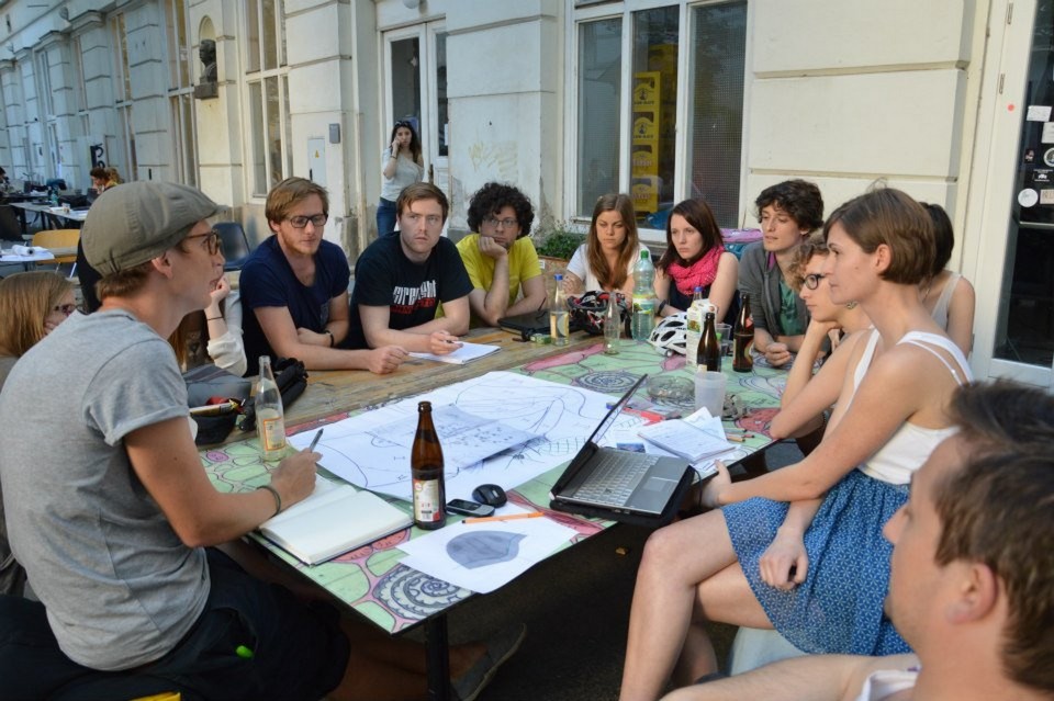 Ο δημόσιος διάλογος για το χρέος των 19δις παρακίνησε μία ομάδα φοιτητών του Πολυτεχνείου της Βιέννης ηλικίας 21 έως 25 ετών.