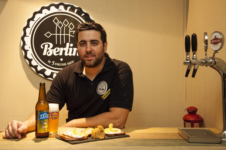 Ο Κώστας Νικολετόπουλος, ιδιοκτήτης του Berlin by 5 Drunk Men