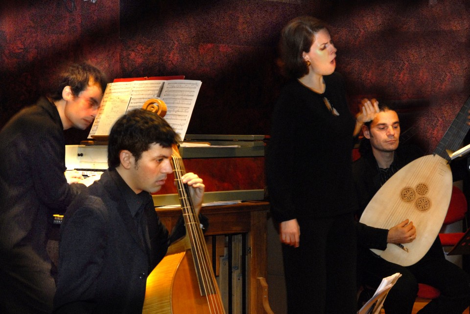 Η Romina Basso με τη μπάντα του Μάρκελλου Χρυσικόπουλου, Latinitas Nostra.