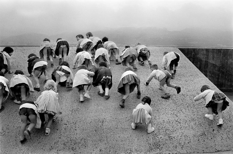 children playing @ Unite d'Habitation, Marseille (1959)