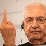 Ο Φρανκ Γκέρυ ύψωσε το μεσαίο δάχτυλο σε δημοσιογράφο