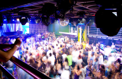 Η Ιαπωνία επιτρέπει το μεταμεσονύχτιο clubbing