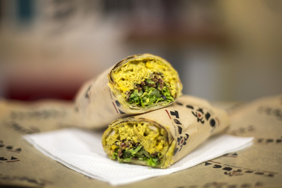 Τορτίγια με φιλέτο κοτόπουλου μαγειρεμένο σε χυμό φρούτων και curry