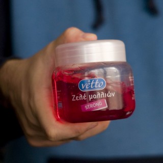 Τι κρύβεται στο ροζ ζελέ που «κοκάλωνε» τα εφηβικά μαλλιά μας