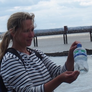 Η γυναίκα που σιγοψιθυρίζει το Message In A Bottle