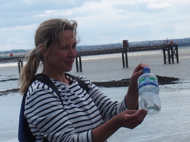 Η γυναίκα που σιγοψιθυρίζει το Message In A Bottle