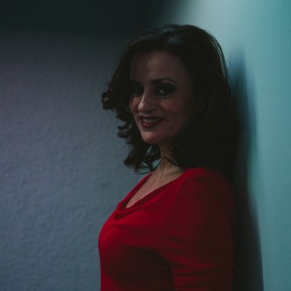 Για την Καρυοφυλλιά Καραμπέτη τα πράγματα δεν είναι ποτέ μόνο λευκά ή μαύρα