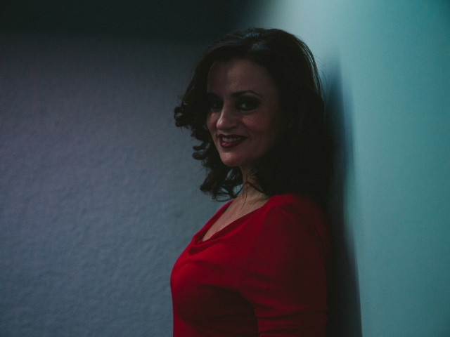 Για την Καρυοφυλλιά Καραμπέτη τα πράγματα δεν είναι ποτέ μόνο λευκά ή μαύρα