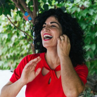 Μιλήσαμε με την Ιρανή που έγραψε ένα θεατρικό για την ισλαμική μαντίλα και τον φραπέ