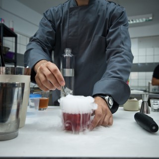 Υπάρχει ένα μπαρ στην Αθήνα που φτιάχνει κοκτέιλ σε δοκιμαστικούς σωλήνες