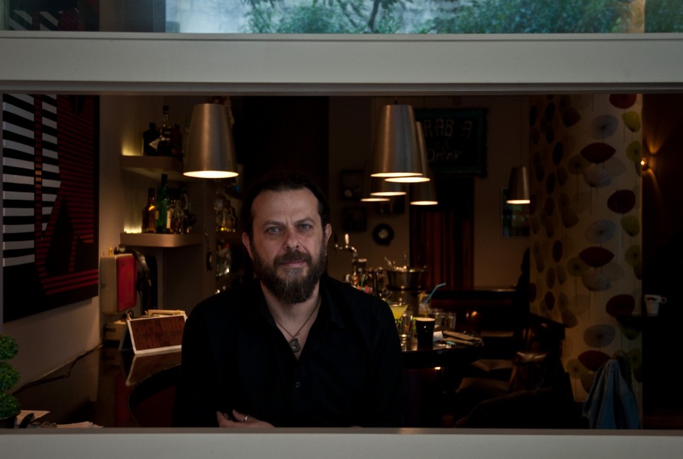 Ο Νίκος -ένας εκ των τριών ιδιοκτητών- έχει περάσει πολλά χρόνια πίσω από την μπάρα πολλών εξαρχειώτικων και μη μαγαζιών.