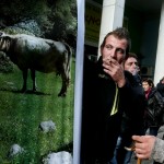 Μικροεπεισόδια ανάμεσα σε κτηνοτρόφους και ΜΑΤ έξω από τον ΟΠΕΚΕΠΕ