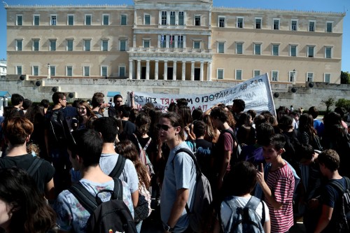 Οι μισοί Έλληνες δεν εμπιστεύονται το πολιτικό σύστημα