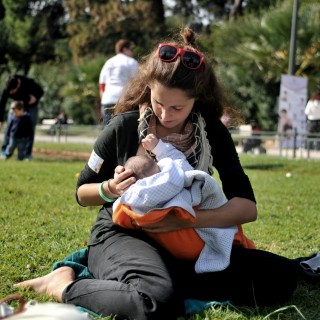 Γιατί καλή μου κυρία θήλασες δημόσια στο Ζάππειο;