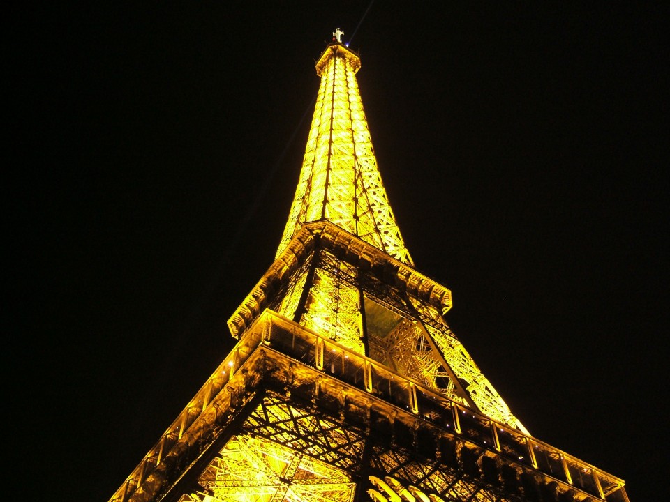Eiffel_Tower_at_night_from_bellow_-_20051021