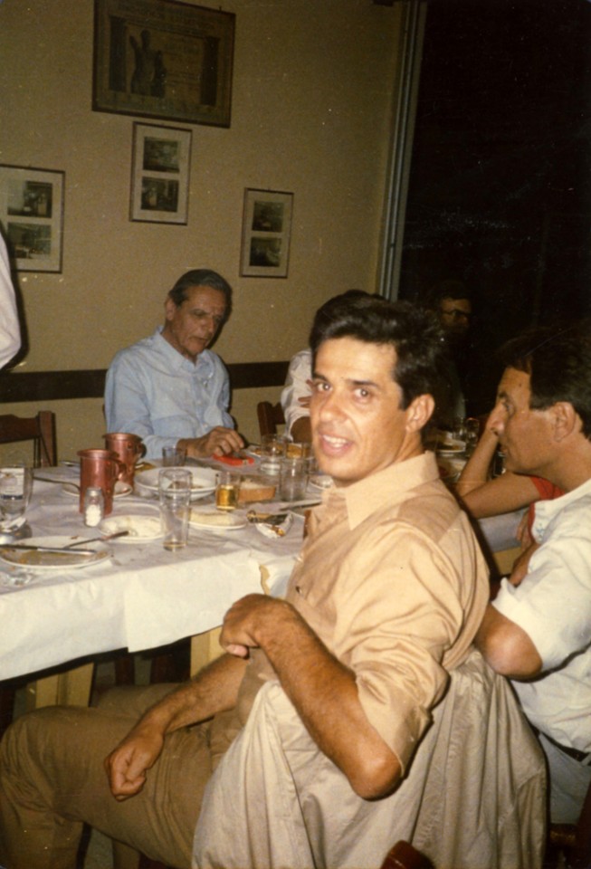Ζήσιμος Λορεντζάτος, Λευτέρης Βογιατζής, Πέρης Ιερεμιάδης. Ταβέρνα Παπασπύρου 1986.