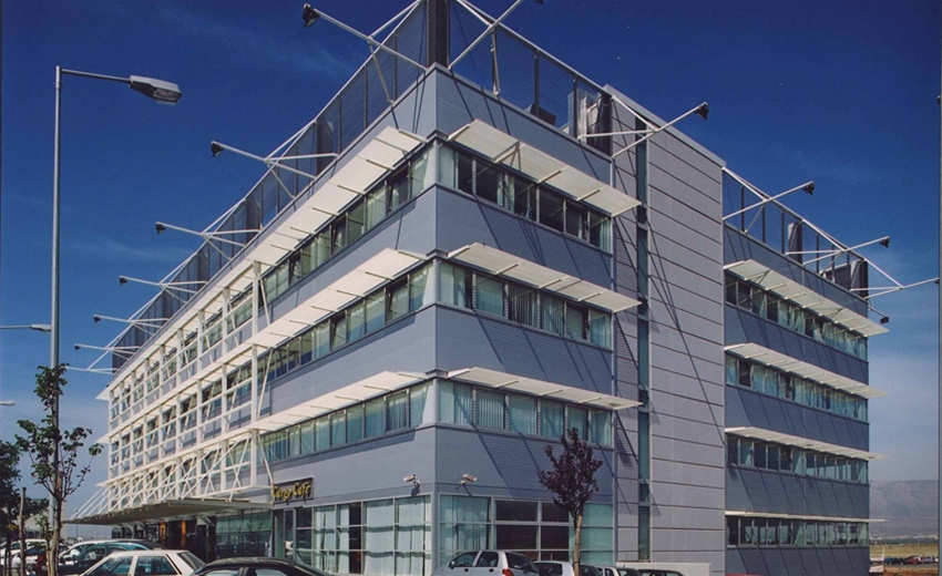 Το κτήριο που έχει εξελιχθεί στον εφιάλτη πολλών που ανυποψίαστοι έχουν παραγγείλει online από αμερικάνικα καταστήματα: το Κτήριο Τελωνείου και Διαμεταφορέων στο «Ελ. Βενιζέλος». Σε περίπτωση που σας καλέσουν για εκτελωνισμό, υπολογίστε ένα διωράκι, ανάλογα και την κίνηση, κάμποσα πήγαινε-έλα σε γκισέ, κτήρια, ταμεία και υπηρεσίες και ένα ποσό που ποικίλει ανάλογα με την αξία της παραγγελίας σας (συμπεριλαμβανομένων των μεταφορικών).