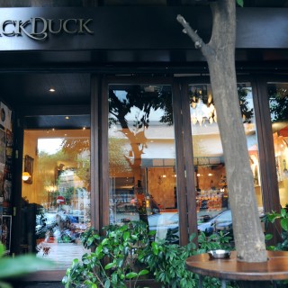 BlackDuck Multiplarte: H bon-viveur Μαύρη Πάπια του κέντρου