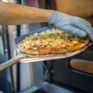 Με αυτήν την πίτσα παραμιλάει όλη η Αθήνα τα τελευταία χρόνια