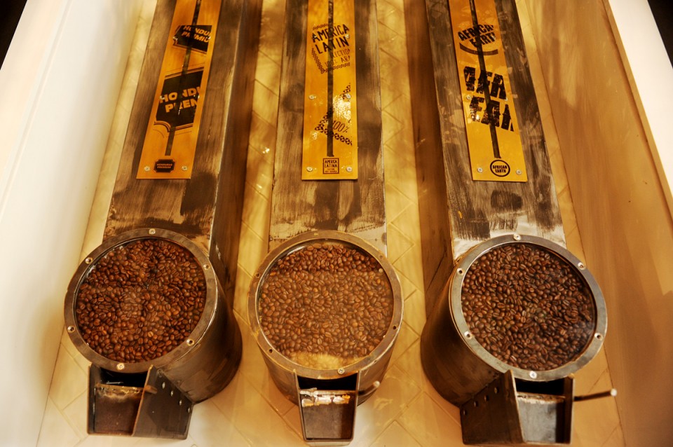 Τρία διαφορετικά χαρμάνια, αποκλειστικά για τα Flocafe, φρεσκοαλεσμένα, πλημμυρίζουν το μαγαζί.