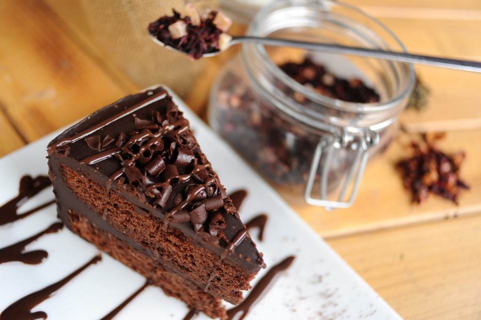 Όλα δένουν γλυκά με ένα κομμάτι σοκολατένιου κέικ.