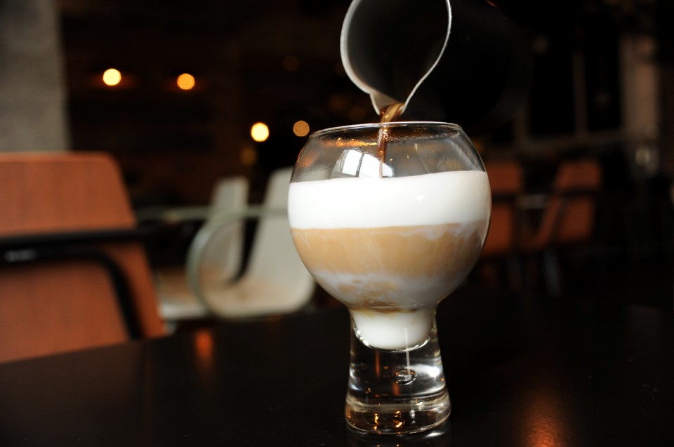 Το μυστικό (και πεντανόστιμο) Flo white, ενώ σερβίρεται προσεκτικά, ζεστό στο τραπάζι.