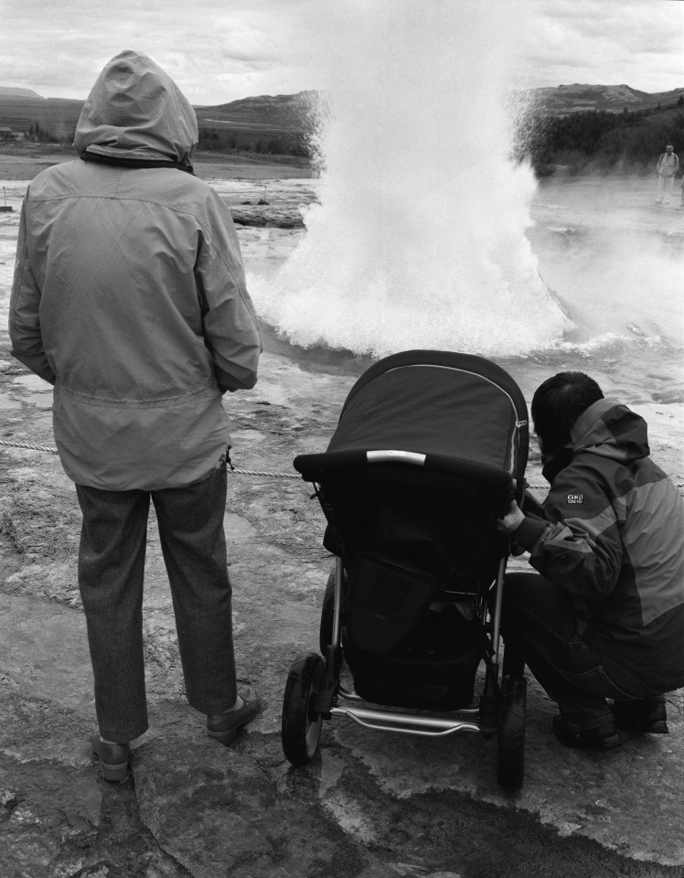 Οικογένεια μπροστά από γκέϊζερ, πηγή που εκτοξεύει θερμό νερό, Ισλανδία, 2006. Φωτογραφία: Χρήστος Πότσιος/FOSPHOTOS.