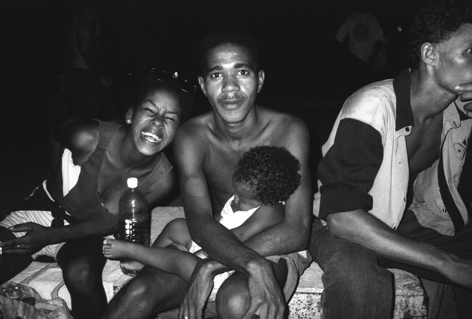 Ζευγάρι με παιδί, Αβάνα, Κούβα, 1997. Φωτογραφία: Χρήστος Πότσιος/FOSPHOTOS