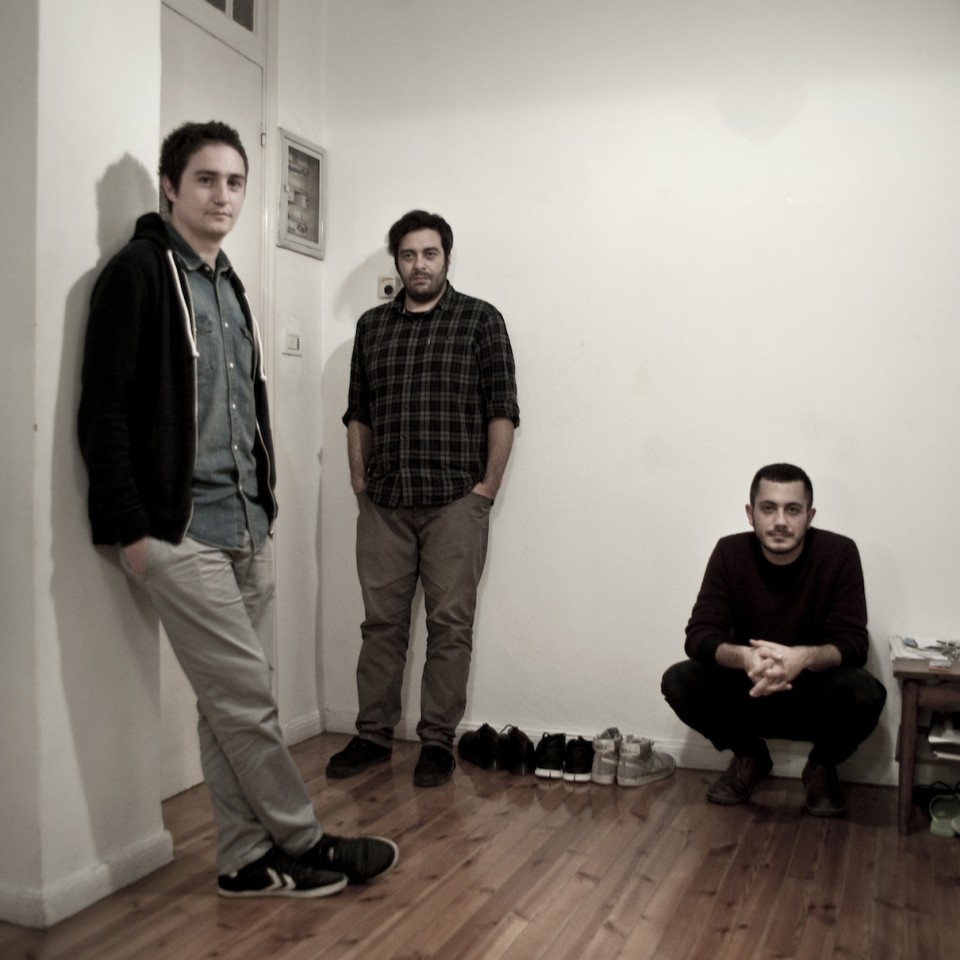 Τρία από τα μέλη της Granny Records στο στούντιο τους στο κέντρο της Θεσσαλονίκης 