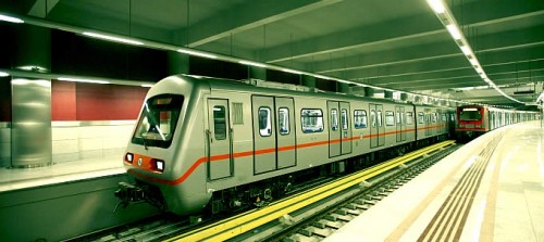 Μετρό: Άγνωστοι έσπασαν με βαριοπούλες τα ακυρωτικά μηχανήματα