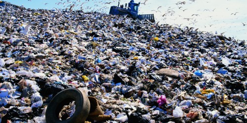 Η Μαλαισία στέλνει 3.000 τόνους πλαστικών απορριμμάτων στις χώρες από τις οποίες προήλθαν