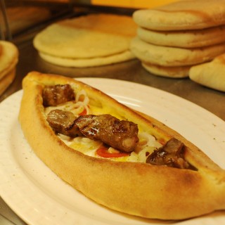 ΕΠΟΣ! Αυτή η λέξη ταιριάζει στα πεϊνιρλί που φτιάχνει ο Σπύρος στην Καισαριανή.