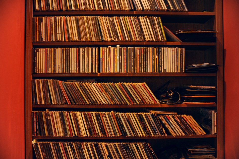 Ράφια γεμάτα CD, πιο κάτω είναι τα βινύλιά τους...