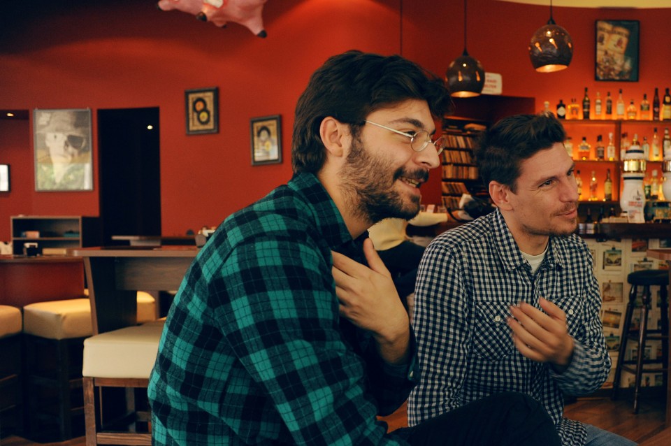 Ο Ηλίας και ο Τάσος με φόντο το Shelter.