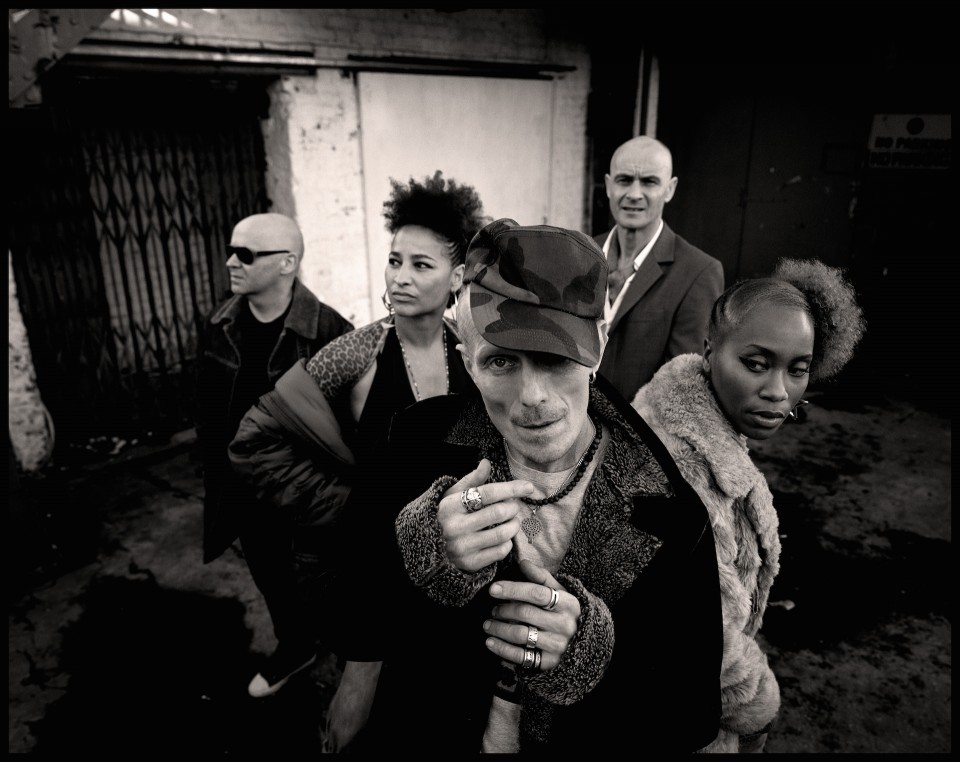 stereo-mcs-newbandoutside01-press-photo