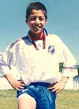 suarez as a kid playing at nacional